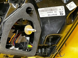 LEWA TYLNA LAMPA W BŁOTNIK PEUGEOT 3008 II P84