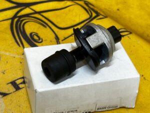 OGRANICZNIK POKRYWY BAGAŻNIKA LEWY BMW X5 E53 NOWY OEM