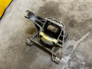 ŁAPA MOCOWANIE PODUSZKA SILNIKA CITROEN PEUGEOT 1.6 THP