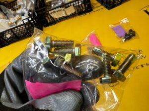 8 X ŚRUBA MOCUJĄCA POKRYWY SILNIKA M6X16 BMW 5 E12 114 E3 E9 E21 NOWA OEM