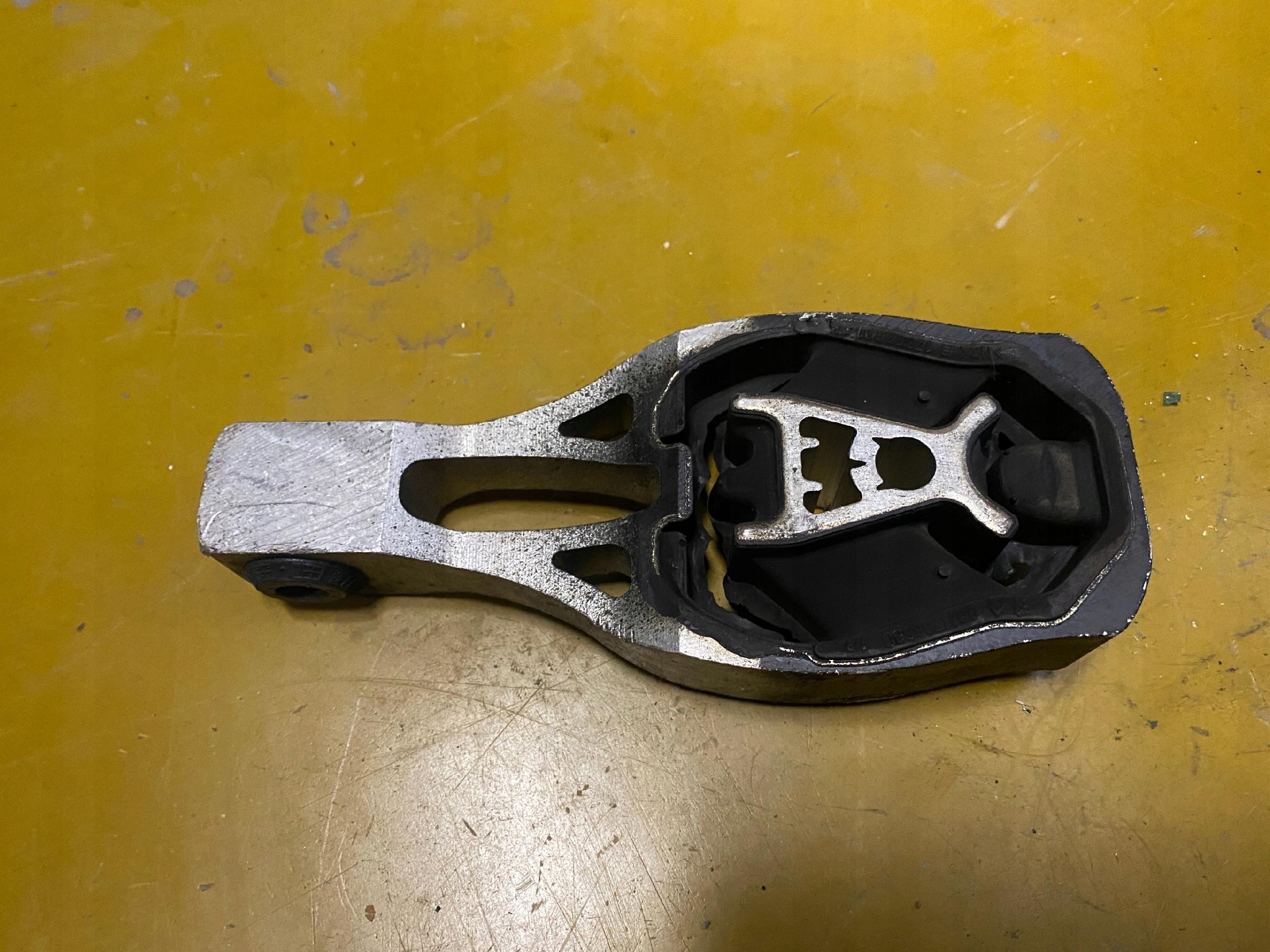 PODUSZKA DÓŁ ŁAPA SILNIKA PEUGEOT 3008 II CITROEN