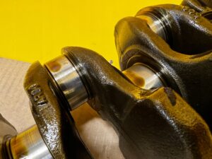 WAŁ KORBOWY SILNIKA CITROEN PEUGEOT 1.6 THP 5G01 10FJCC