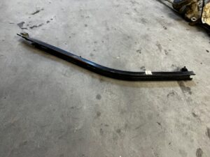 SZYNA PROWADNICA DRZWI PRZESUWNYCH DOLNA LEWA DACIA DOKKER EU