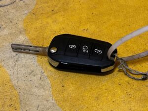 KLUCZYK PILOT PEUGEOT 308 II T9