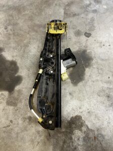 MECHANIZM PODNOŚNIK SZYBY DRZWI TYŁ LEWY BMW 5 F10 F11