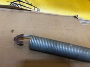 SPRĘŻYNA OTWIERANIA KLAPY BAGAŻNIKA AUDI A8 D5 4N