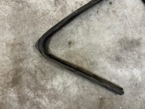 LISTWA USZCZELKA DRZWI TYL LEWY LEWA DACIA DUSTER II