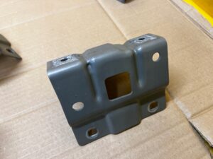 WSPORNIK MOCOWANIE BŁOTNIKA PRZÓD PRAWY DACIA SANDERO III TEKQF 2023R