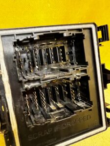 SKRZYNKA BEZPIECZNIKÓW MODUŁ BSI FORD ESCAPE MK4 1.5 EB