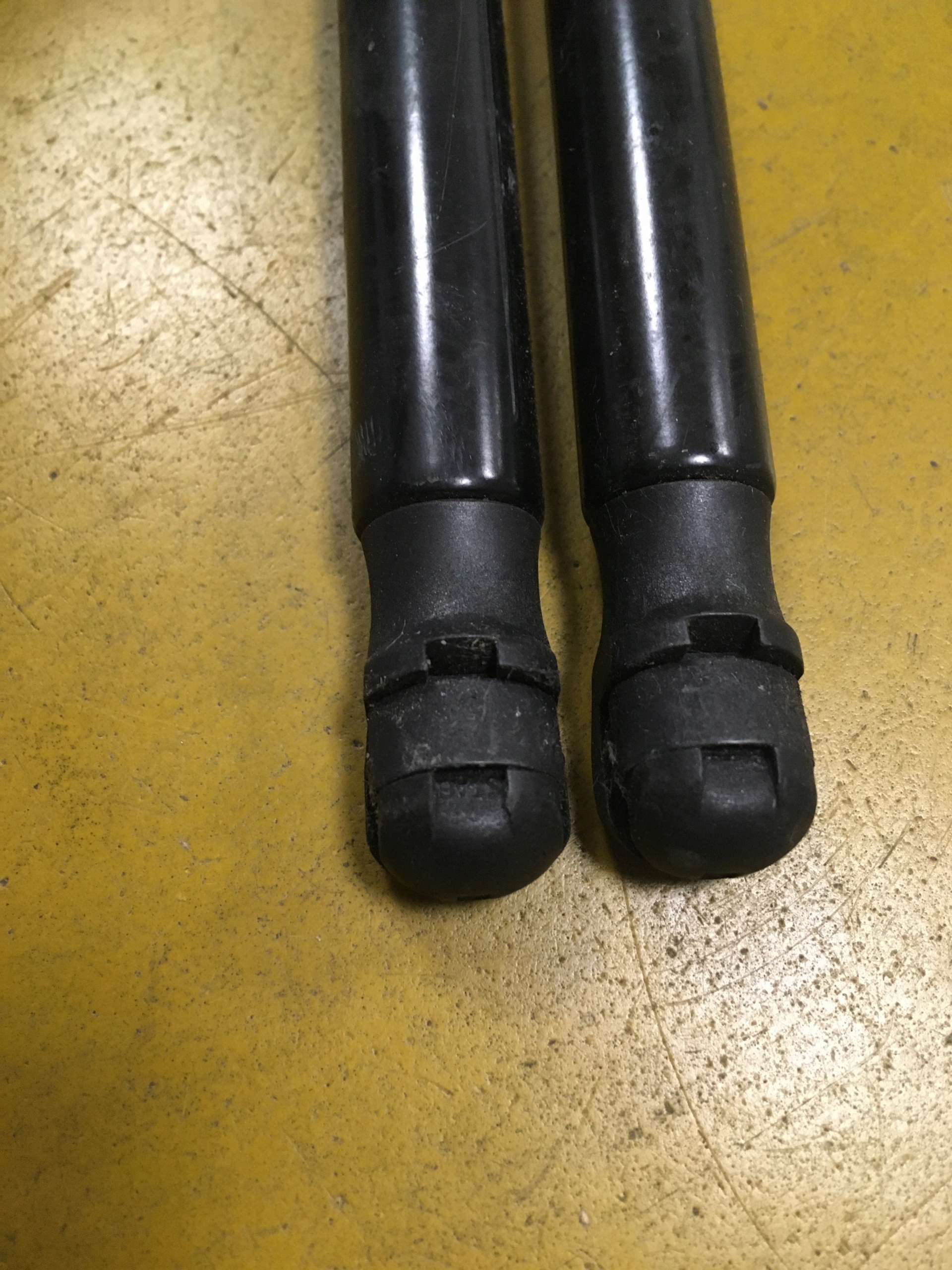 SIŁOWNIKI TELESKOPY KLAPY TYŁ INFINITI Q30