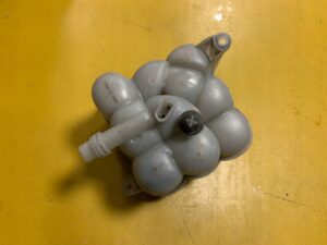 ZBIORNICZEK WYRÓWNAWCZY AUDI Q7 4M 4M0 4M0121405L