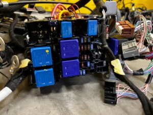 WIĄZKA DESKI PASA PRZEDNIEGO WNĘTRZA KOMORY DACIA SANDERO STEPWAY III 2023R