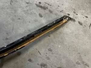 SZYNA PROWADNICA DRZWI PRZESUWNYCH DOLNA LEWA DACIA DOKKER EU