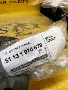10 X MOCOWANIE LISTWY WYKOŃCZENIOWEJ NADWOZIA BMW 8 E31 NOWE OEM