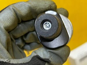 OGRANICZNIK POKRYWY BAGAŻNIKA PRAWY BMW X5 E53 NOWY OEM