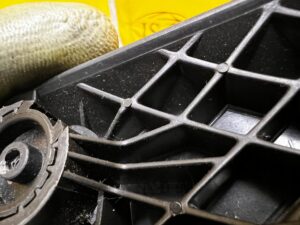 RĄCZKA DŹWIGNIA KLAMKA CIĘGNO OTWIERANIA MASKI PORSCHE PANAMERA 970 POLIFT