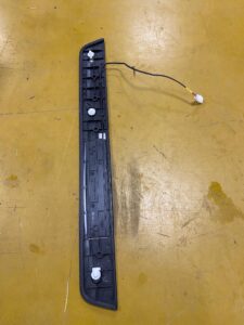 LISTWA PROGU DRZWI LED PRAWY PRZÓD INFINITI Q50