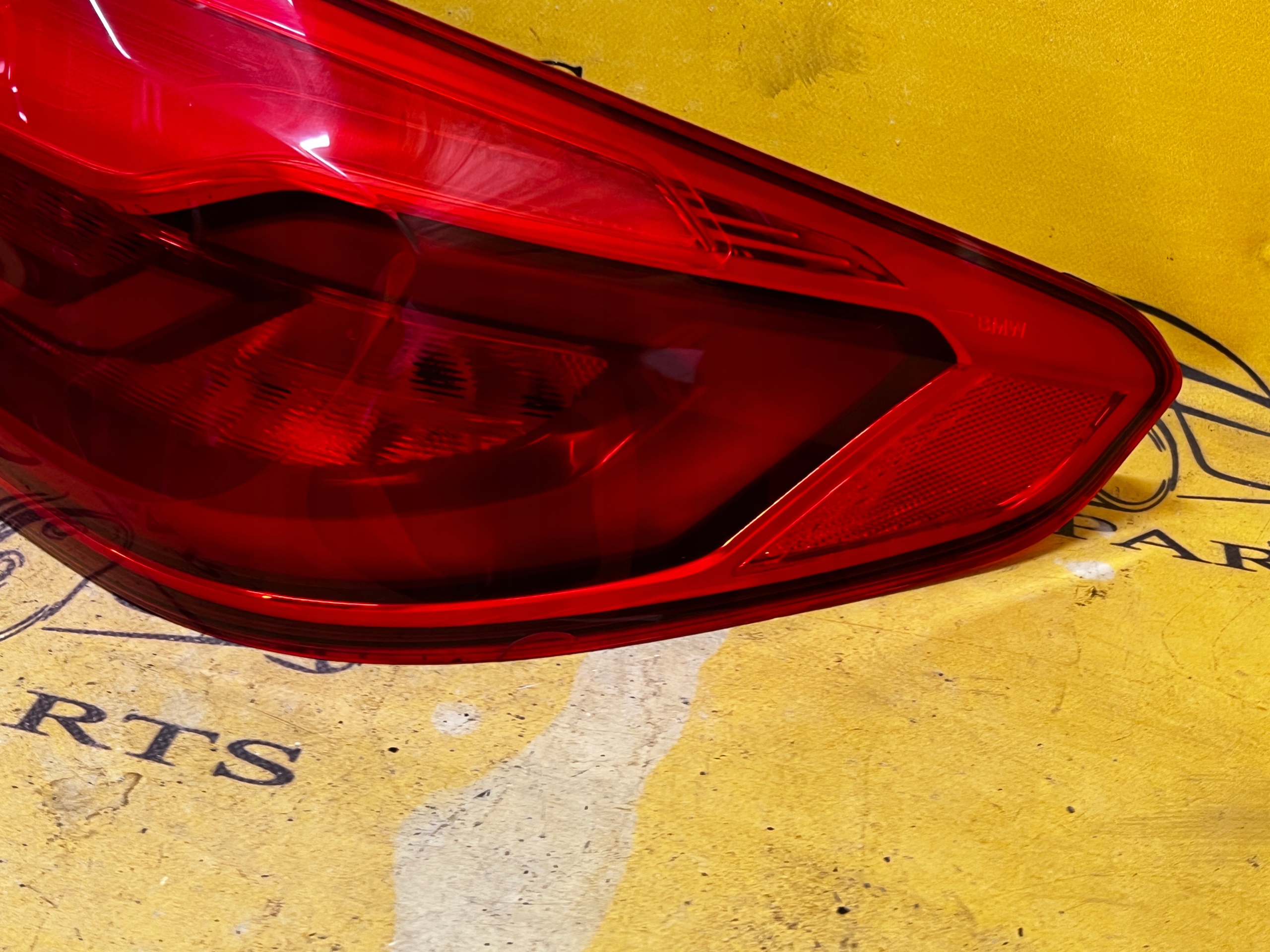 LAMPA TYLNA W BŁOTNIK PRAWA BMW G30 LEKKO PĘKNIĘTA
