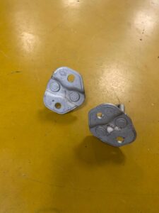 RYGIEL ZAMKA DRZWI PRAWY LEWY NISSAN E-NV200