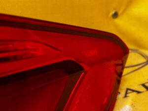 LAMPA TYLNA W BŁOTNIK PRAWA BMW G30 LEKKO PĘKNIĘTA