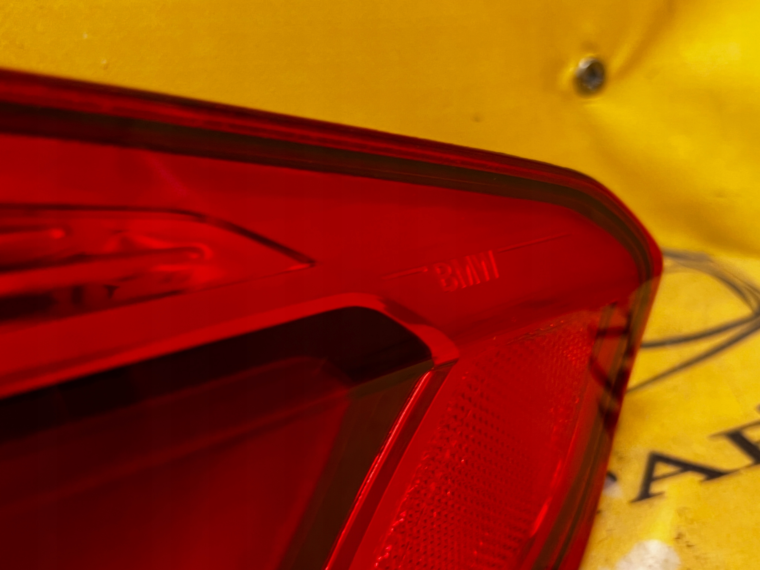 LAMPA TYLNA W BŁOTNIK PRAWA BMW G30 LEKKO PĘKNIĘTA