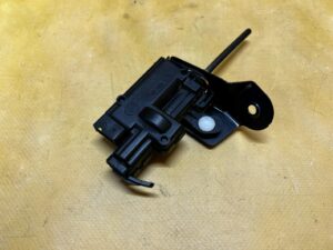 SIŁOWNIK KLAPKI WLEWU PALIWA DACIA DOKKER