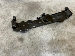 WSPORNIK BLACHA MOCOWANIE UCHWYT LEWY LAND ROVER DISCOVERY 5 V L462