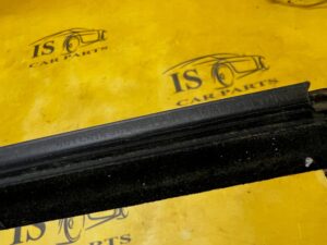 LISTWA ZGARNIAJĄCA SZYBY DRZWI PRZÓD LEWY DACIA DOKKER