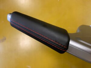 DŹWIGNIA HAMULCA RĘCZNEGO SKÓRA JEEP WRANGLER JL