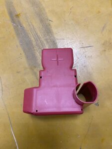 POKRYWA OSŁONA KLEMY PLUSOWEJ PLUS INFINITI Q50