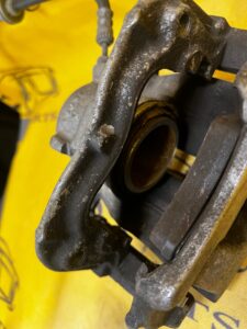 ZACISK HAMULCOWY PRAWY BMW SERIA 1 F40