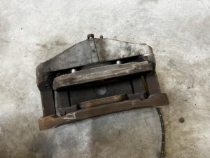 ZACISK HAMULCOWY PRZÓD LEWY JAGUAR XJ X351