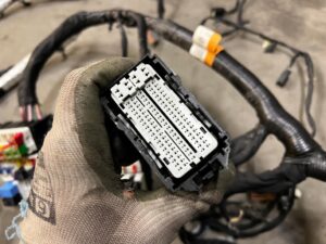 WIĄZKA INSTALACJA OKABLOWANIE KOMORY SILNIKA FORD MUSTANG VI USA 3.7