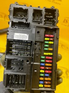 SKRZYNKA PUSZKA BEZPIECZNIKÓW MODUŁ BSI FORD FUSION LIFT USA 2.0 ECOBOOST