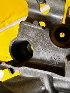 WSPORNIK UCHWYT MOCOWANIE PRZEWODÓW SILNIKA AUDI Q7