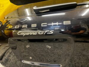 KLAPA BAGAŻNIKA TYLNA TYŁ SZYBA SPOILER PORSCHE CAYENNE II 7P5 GTS LC9X C9X