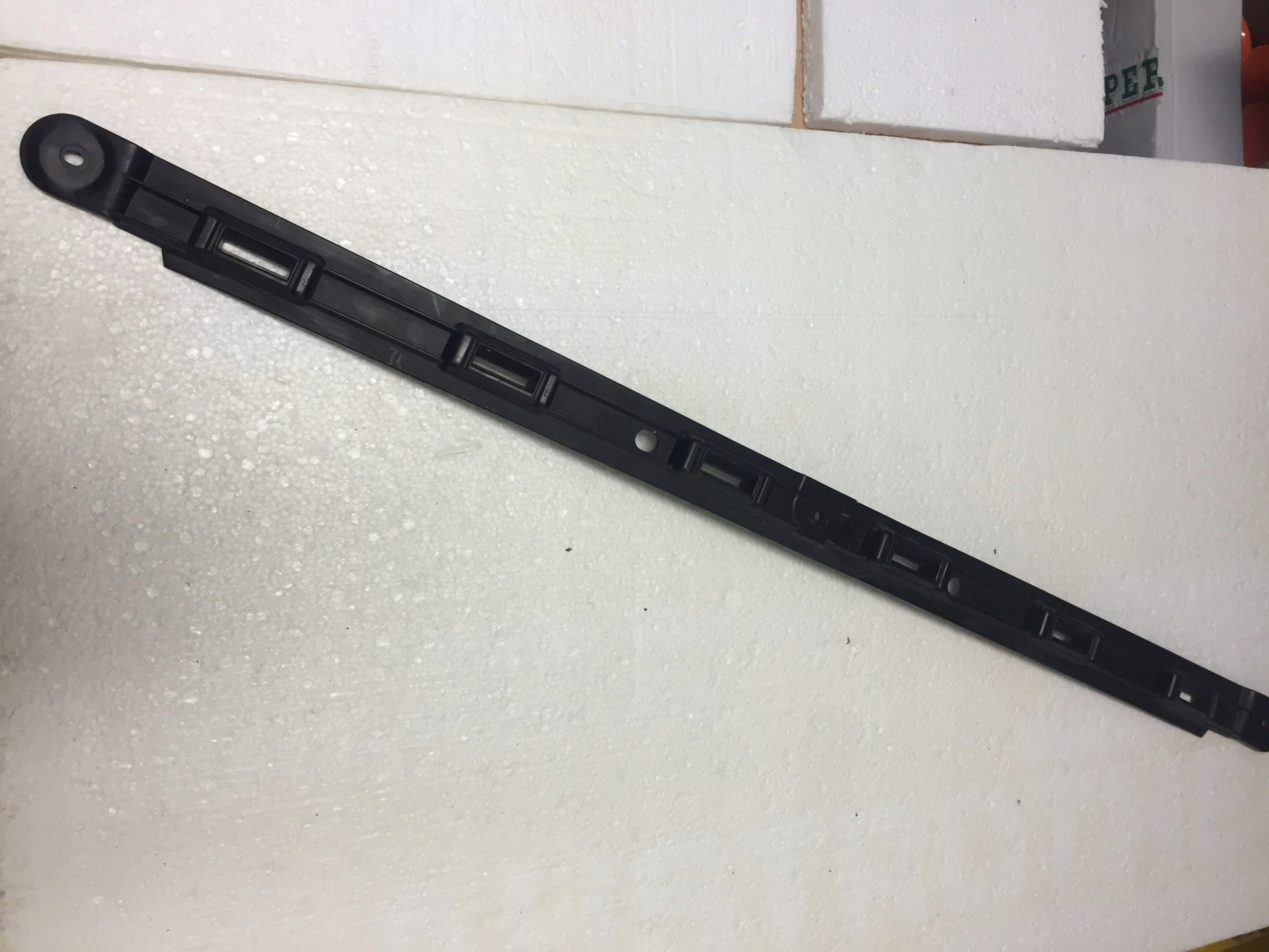 ŚLIZG TYLNY ZDERZAKA TYŁ AUDI A8 4H0807483