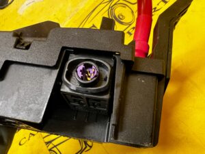 SKRZYNKA BEZPIECZNIKÓW ROZDZIELACZ PRĄDU KLEMA PIROTECH BMW 5 G30 M5 F90