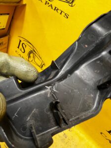 OSŁONA ZATRZASKU MASKI LEWA PORSCHE PANAMERA 970 I LIFT