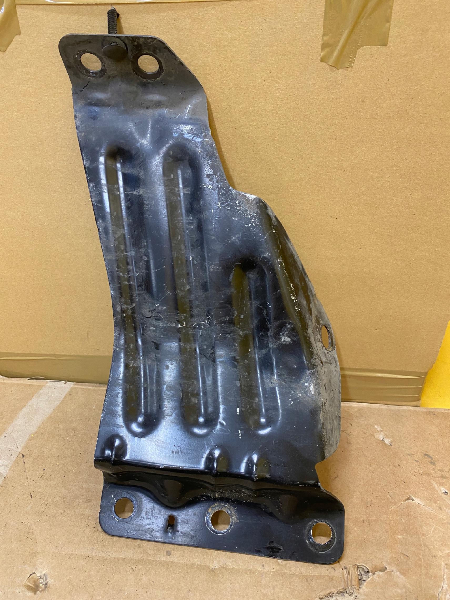 MOCOWANIE ZDERZAKA LEWE FORD MUSTANG MK6 VI S550