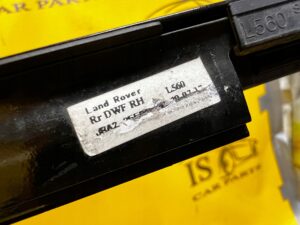 LISTWA SZYBOWA SZYBY ZGARNIAJĄCA DRZWI TYŁ PRAWY RANGE ROVER VELAR L560