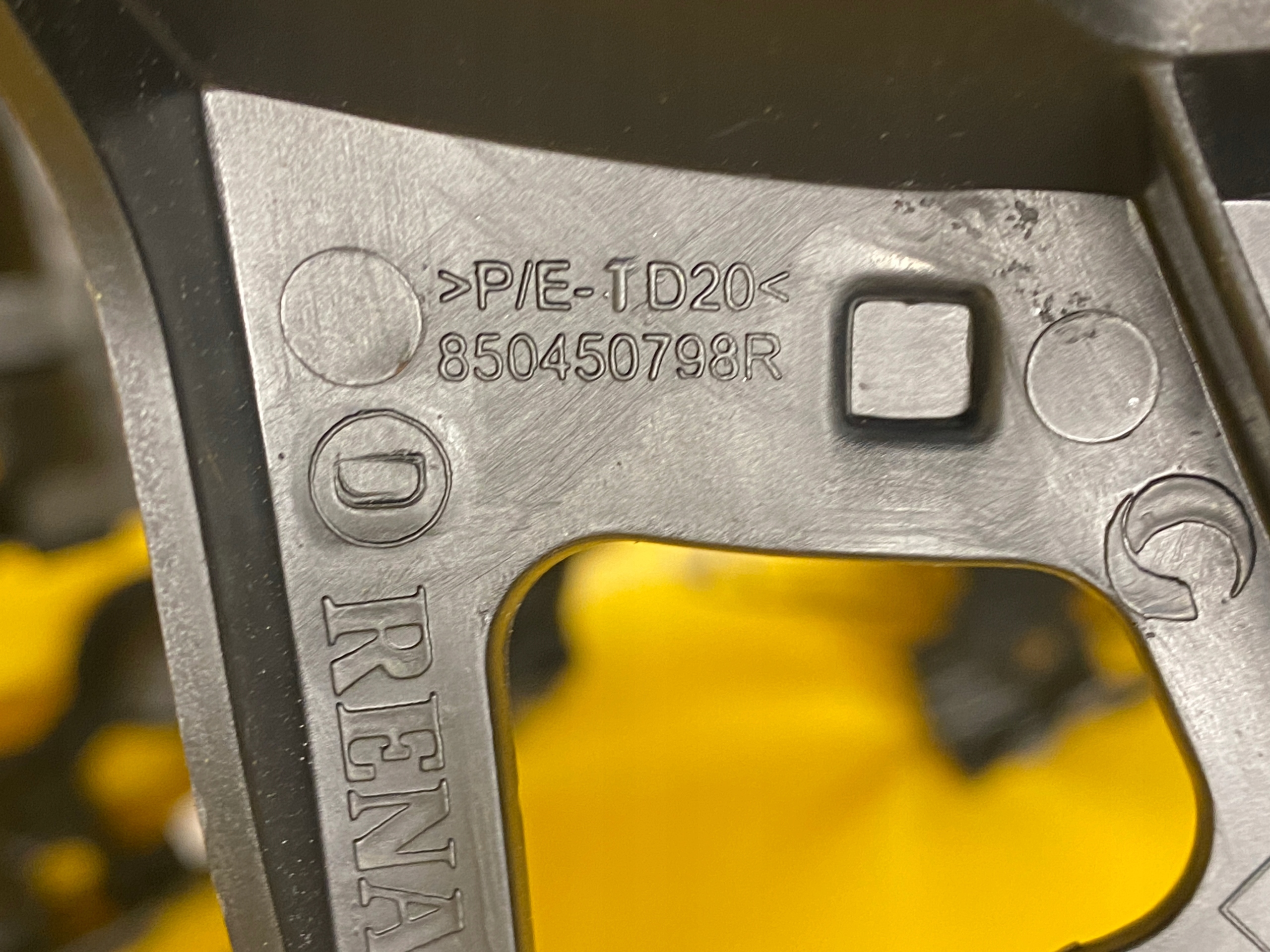 ŚLIZG ZDERZAKA LEWY TYŁ DACIA SANDERO II STEPWAY