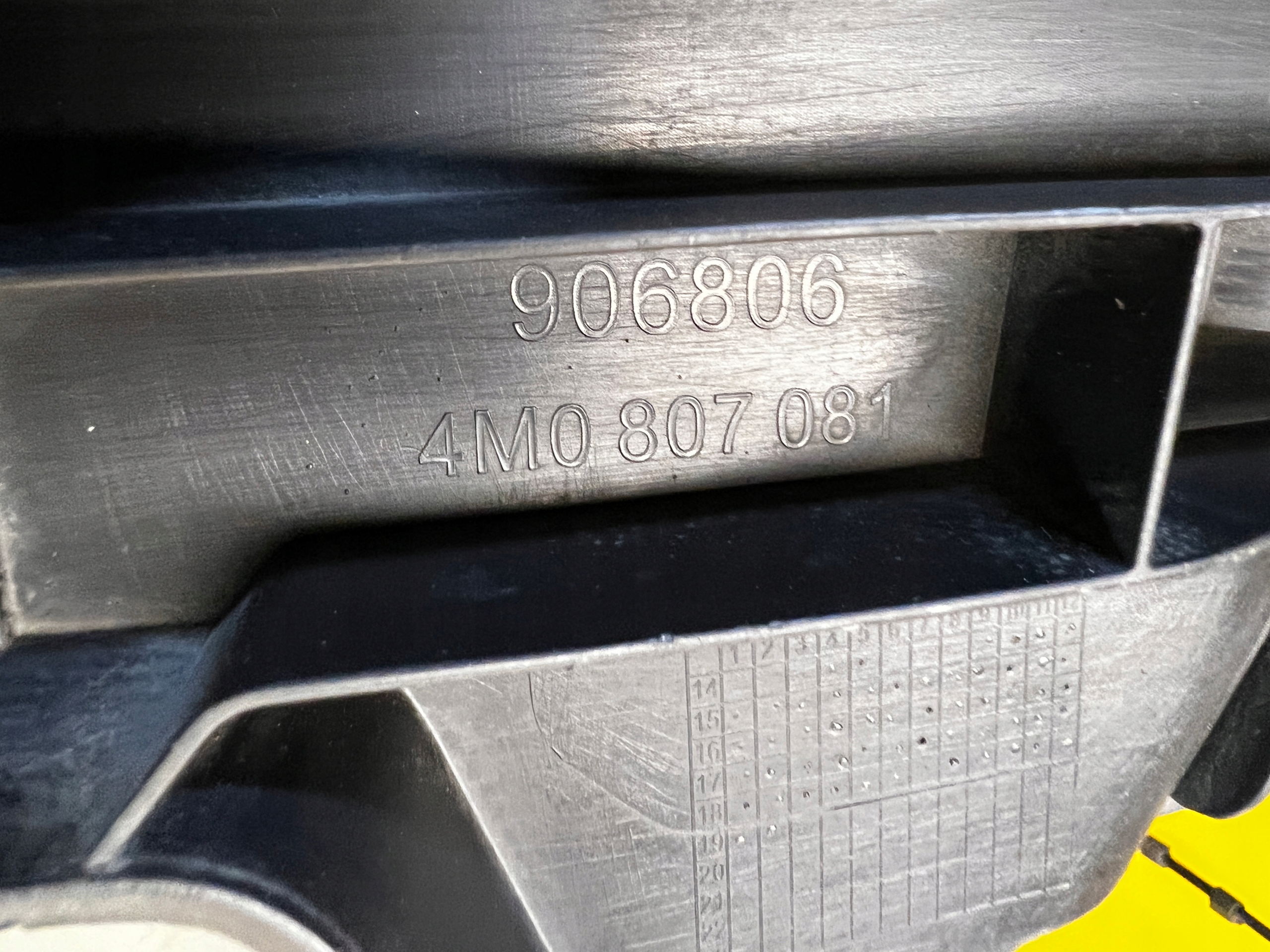 OSŁONA ATRAPA PASA PRZEDNIEGO PAS PRZEDNI AUDI SQ7 Q7 4M0