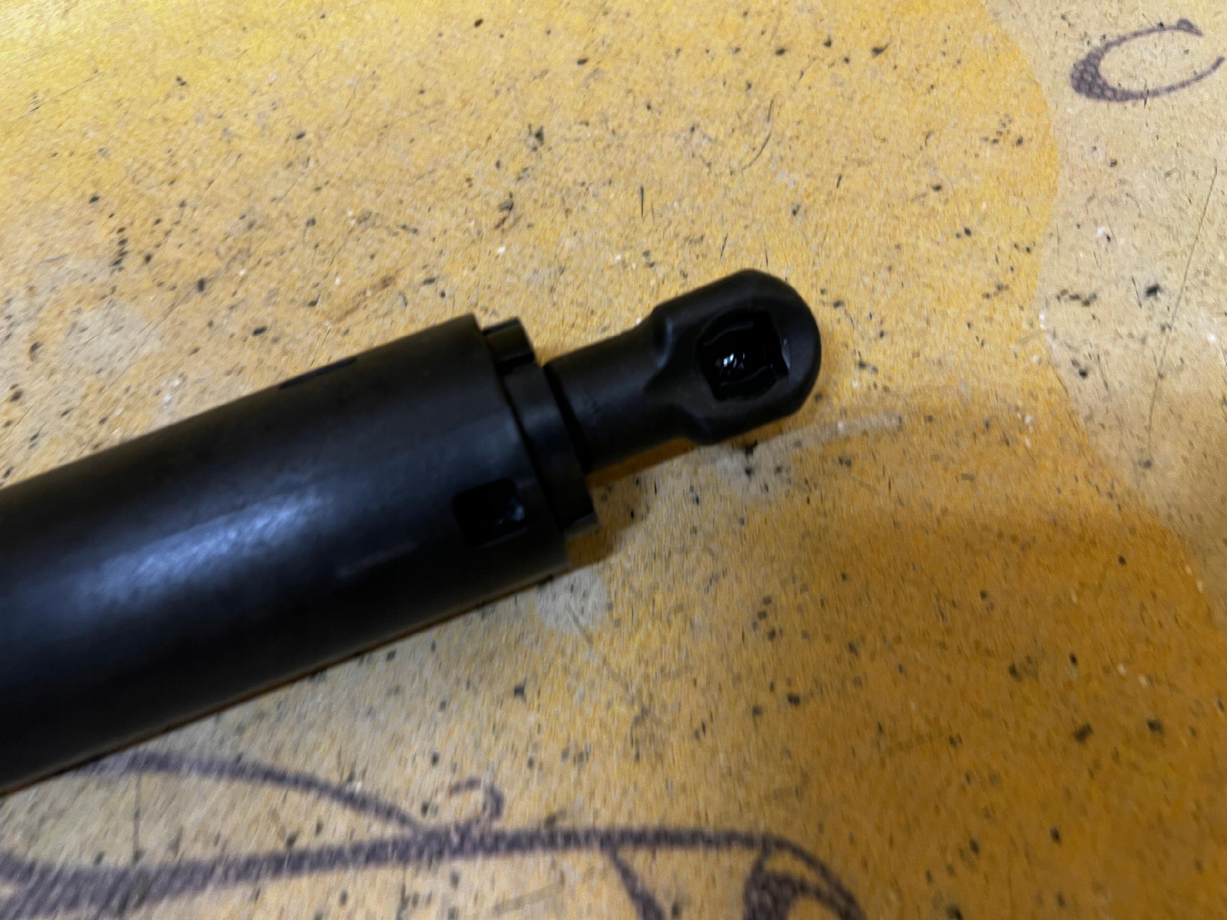 SIŁOWNIK KLAPY TYŁ POKRYWY BAGAŻNIKA LEWY BMW X6 E71 E72 NOWY OEM