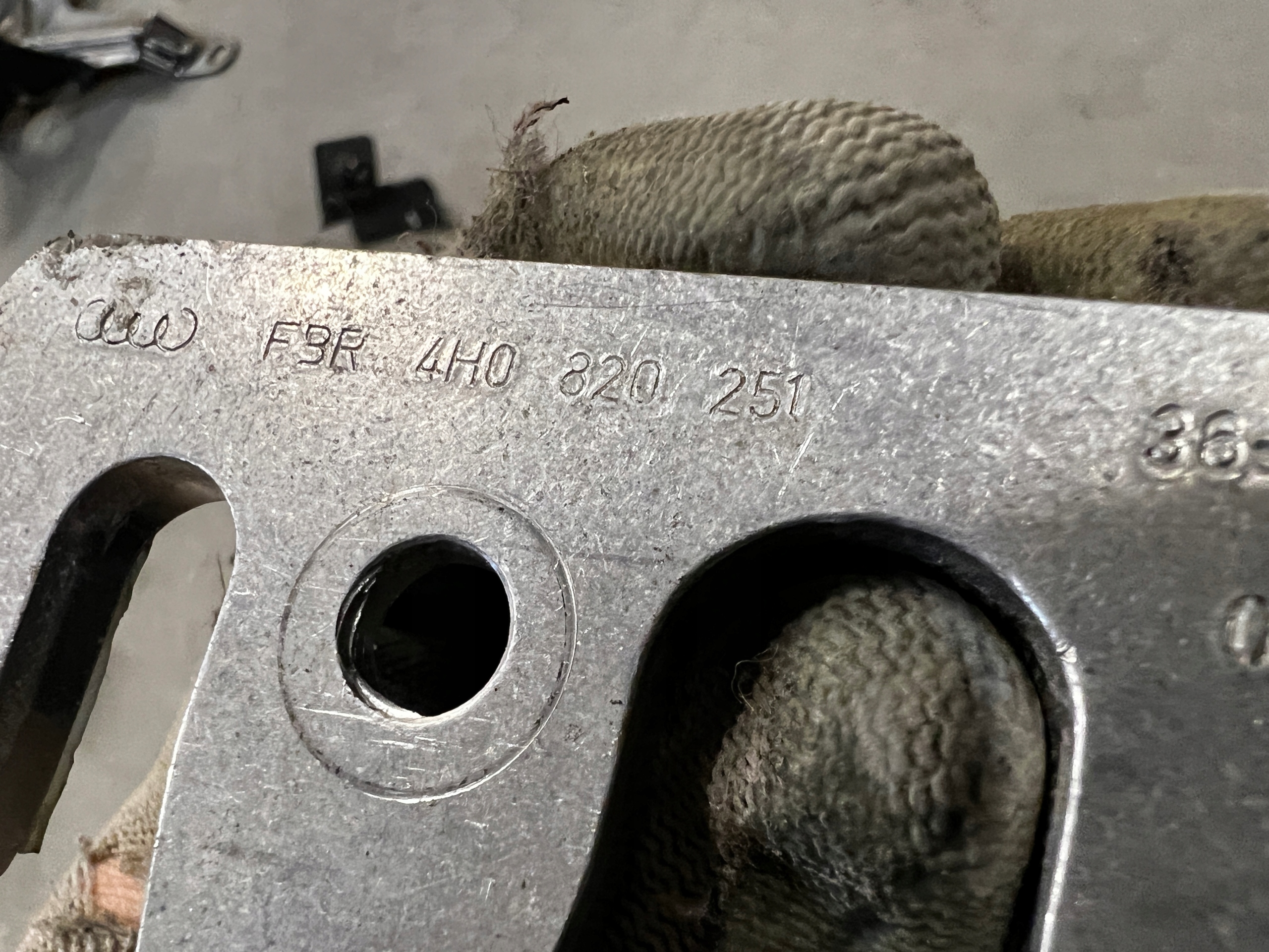 UCHWYT PRZEWODÓW WĘŻY WODY CHŁODZENIA AUDI A8 D4 4.0 TFSI