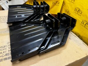 BLACHA OSŁONA WSPORNIK MOCOWANIE ŁAPA TESLA MODEL 3 PRZEDLIFT