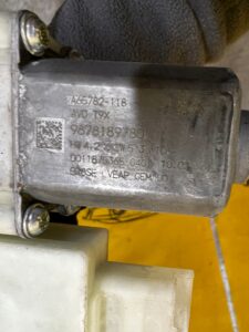 MECHANIZM PODNOŚNIK SZYBY DRZWI PRZÓD PRAWY PEUGEOT 308 II T9