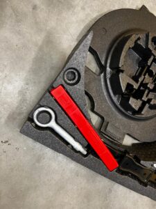 SKRZYNKA NARZĘDZIOWA WKŁAD KOŁA ZAPASOWEGO PODNOŚNIK RANGE ROVER VELAR L560