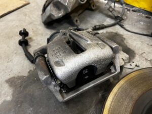 KOMPLET TARCZE ZACISKI KLOCKI HAMULCOWE AUDI A8 D4