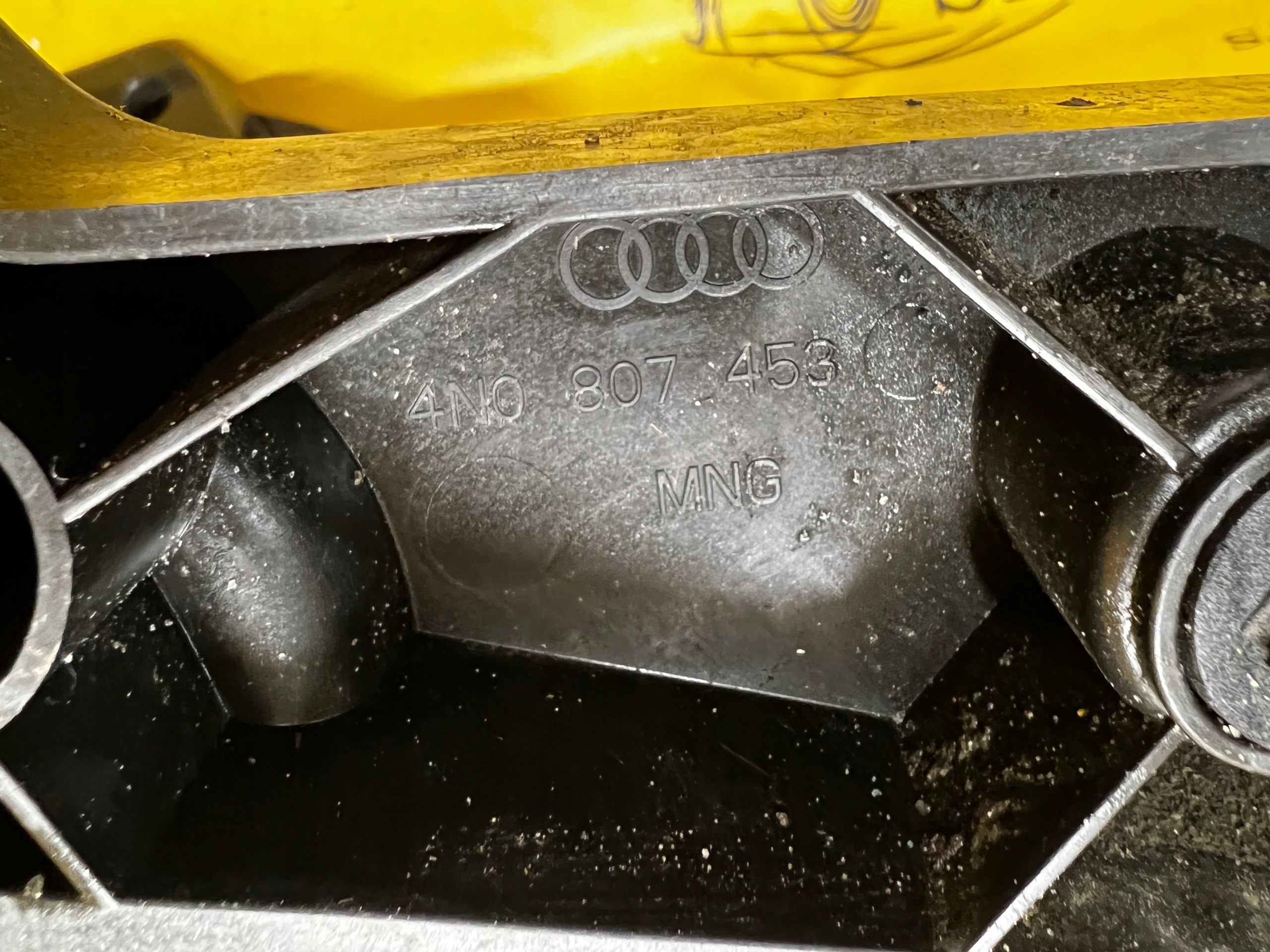 LEWY TYŁ ŚLIZG MOCOWANIE ZDERZAKA AUDI A8 D5 NWB